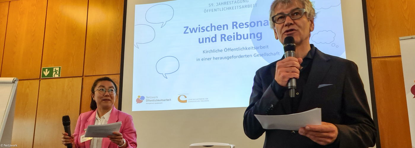 Sina Balke-Juhn und Tom Gerhold moderiren zum Auftakt der Tagung