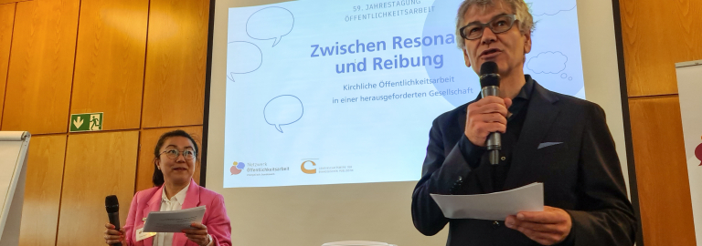 Sina Balke-Juhn und Tom Gerhold moderiren zum Auftakt der Tagung
